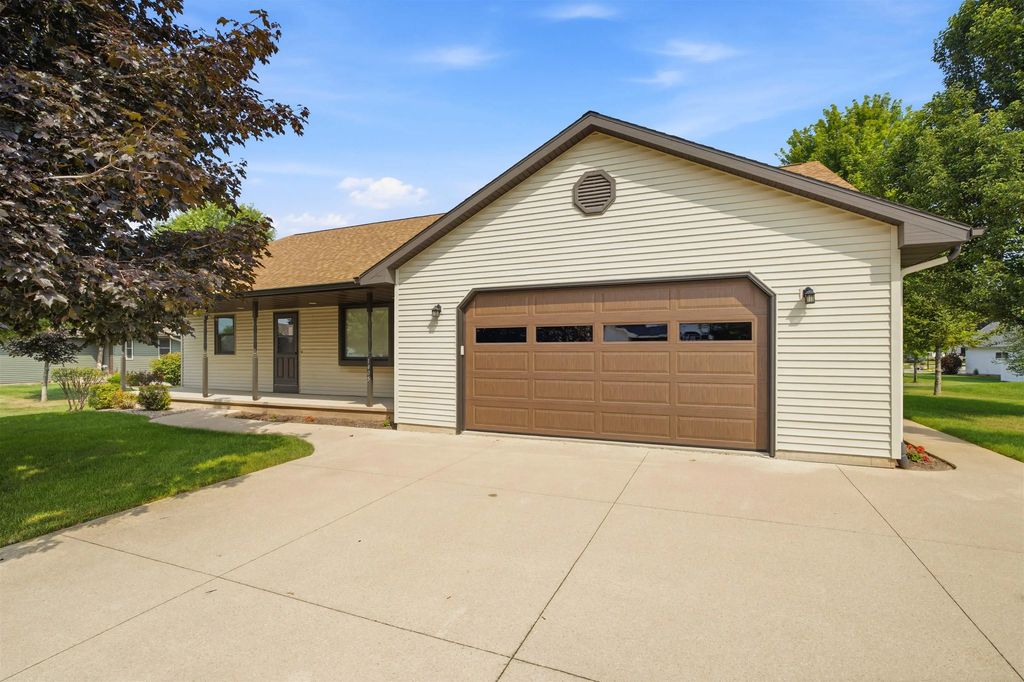 1405 Pinewood Court, NEW LONDON