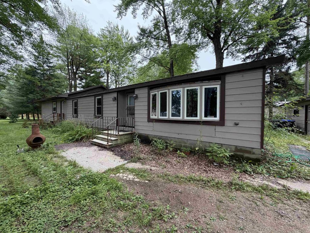 N6005 Lake Drive, SHAWANO
