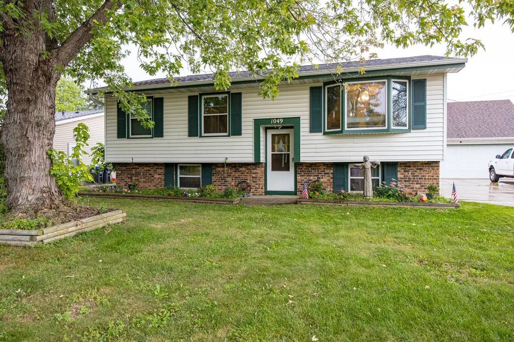 1049 Gillingham Road, NEENAH