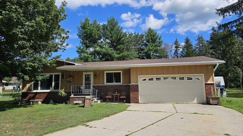 132 School Court, SHAWANO