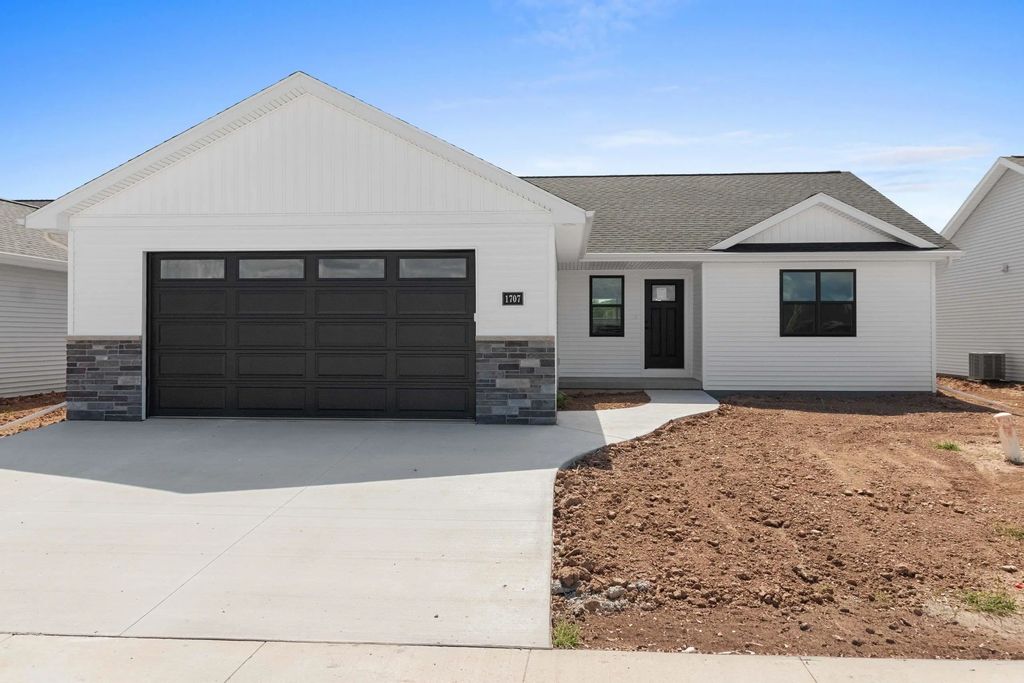 1707 Golden Gate Drive, APPLETON