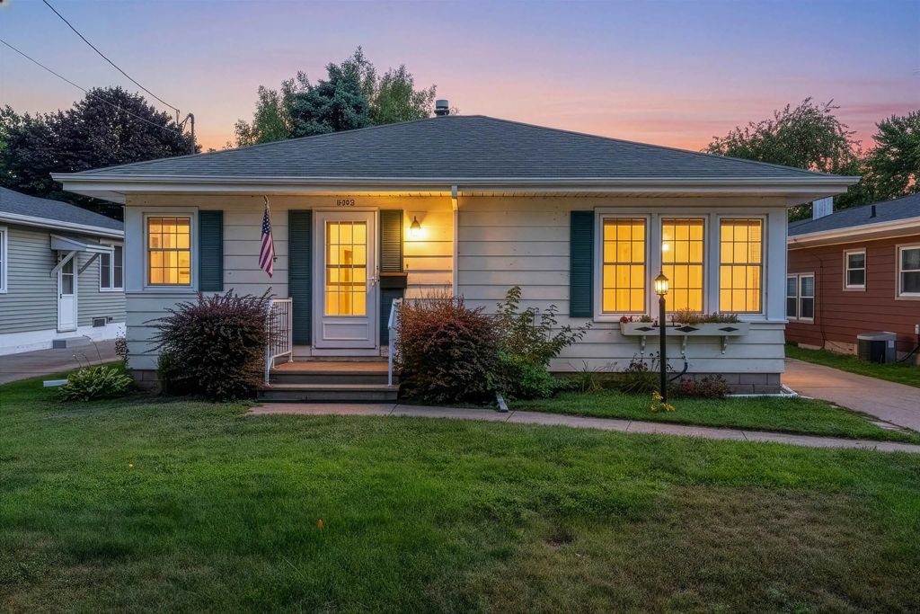 1342 Waugoo Avenue, OSHKOSH