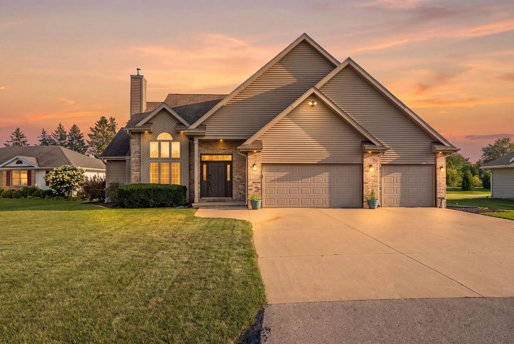 2705 Oakwood Circle, OSHKOSH