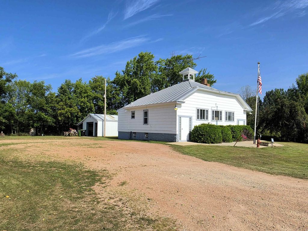 N11401 State Road 22, CLINTONVILLE