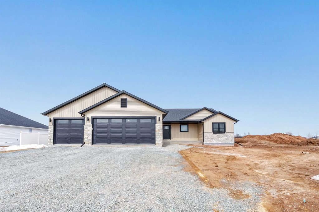 W5747 Roundstone Place, MENASHA