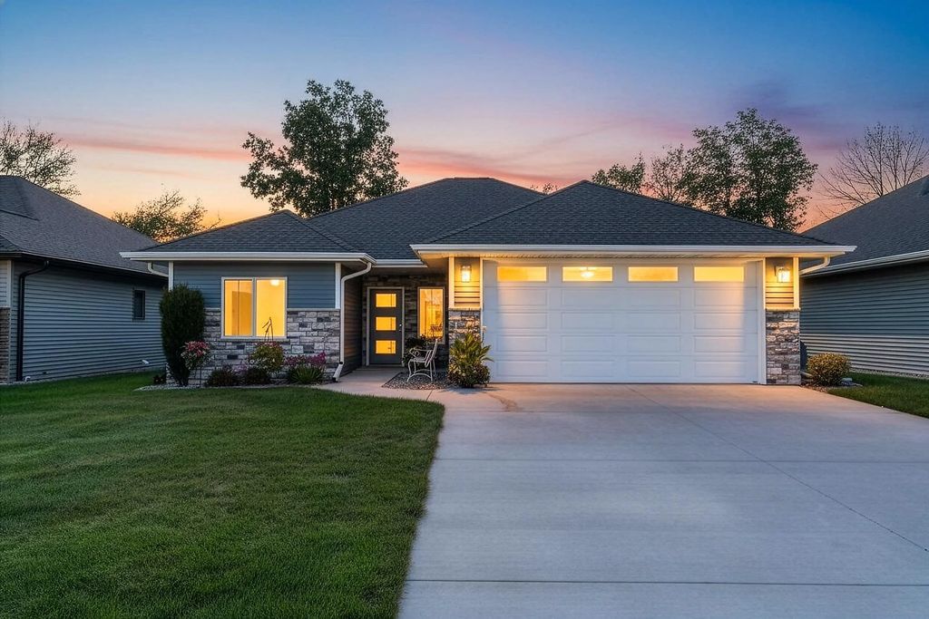 2584 Farmington Way, SUAMICO