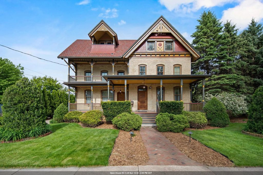 348 Naymut Street, MENASHA
