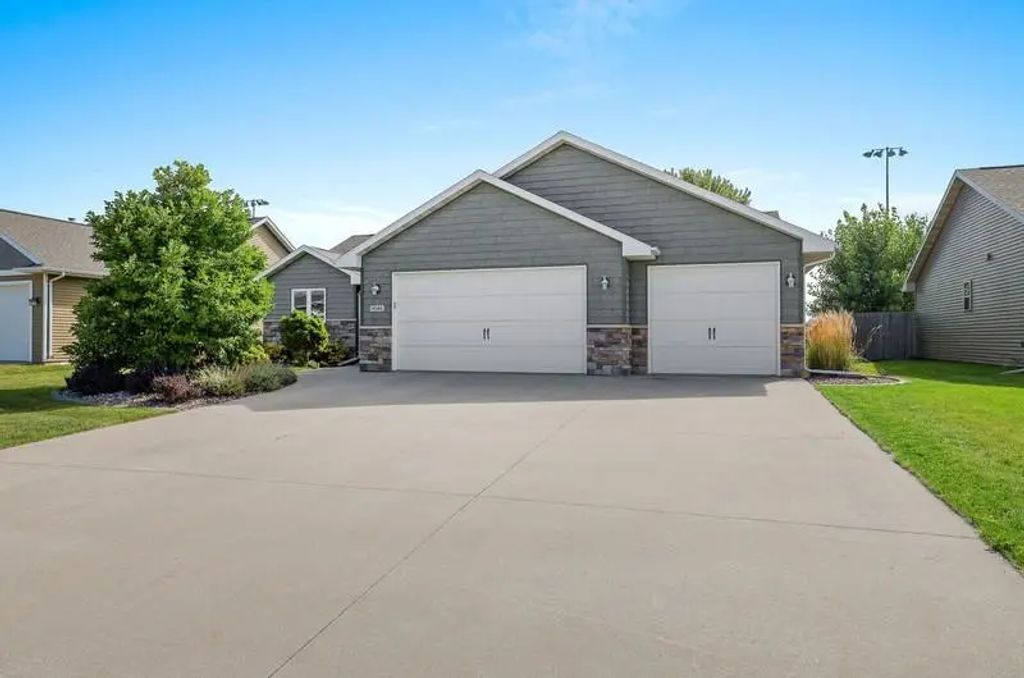 N9046 Spring Valley Road, MENASHA