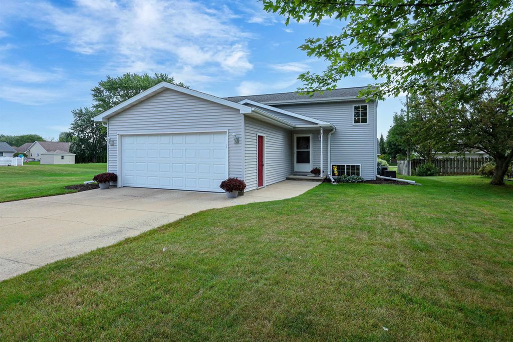 W7015 Verna Road, MENASHA