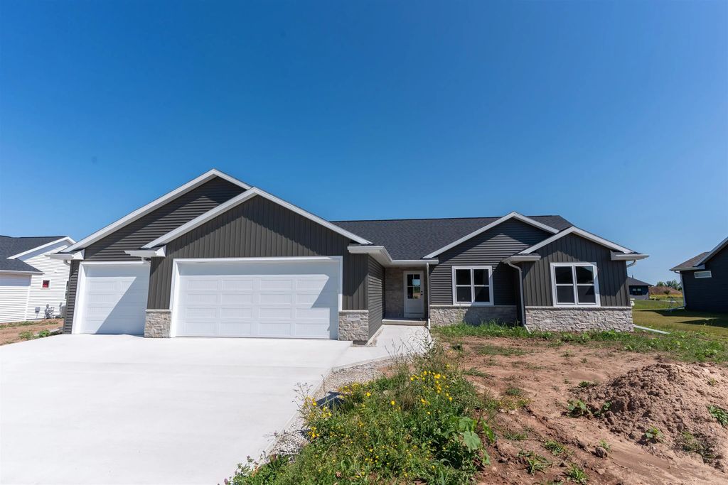 W5890 Edgewood Drive, MENASHA