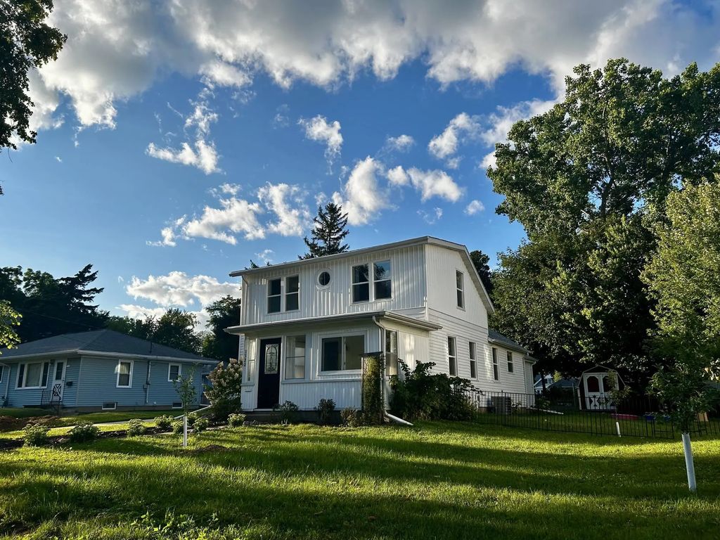 1320 Waugoo Avenue, OSHKOSH