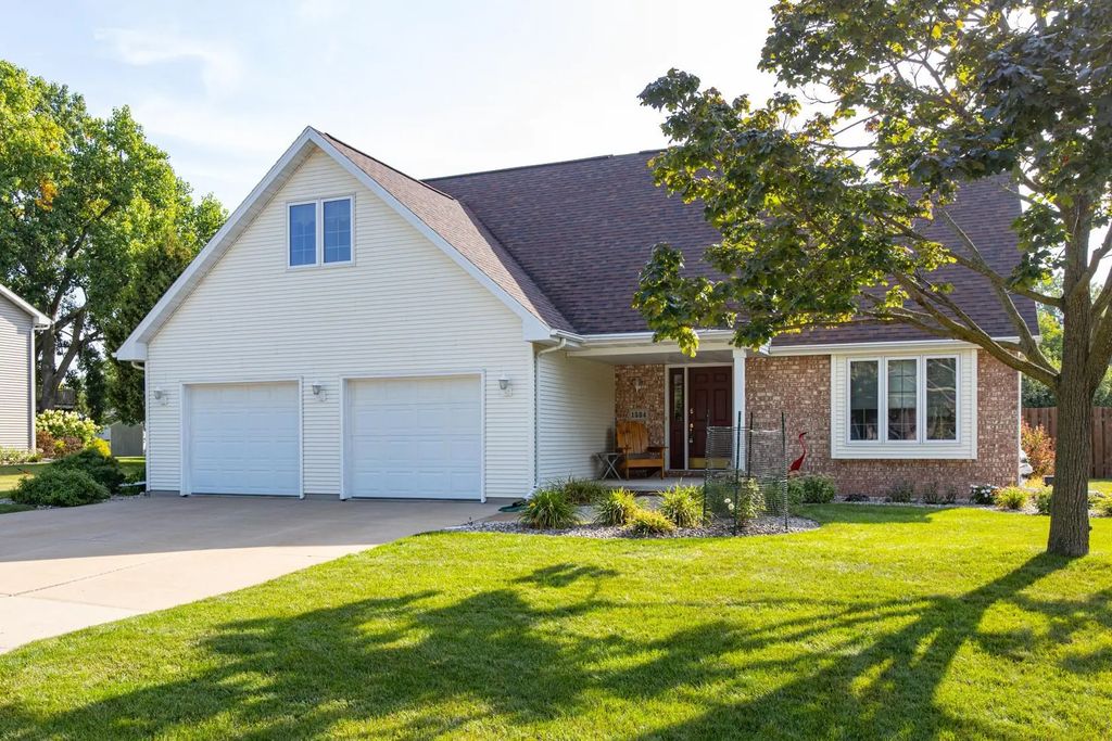 1504 Meadowbreeze Circle, NEENAH