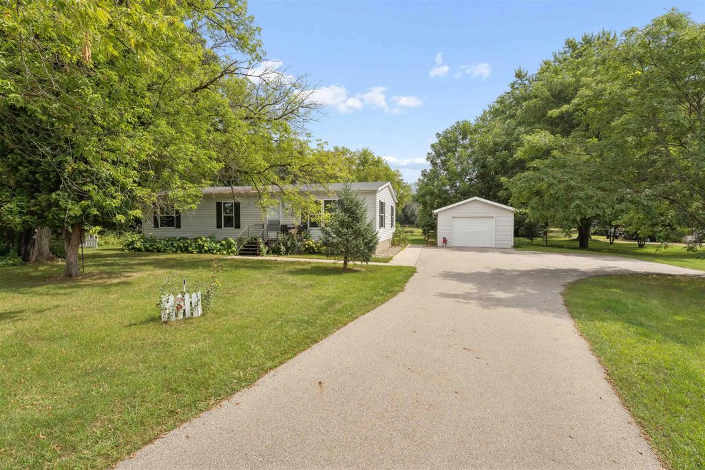 N3356 County Road W, NEW LONDON