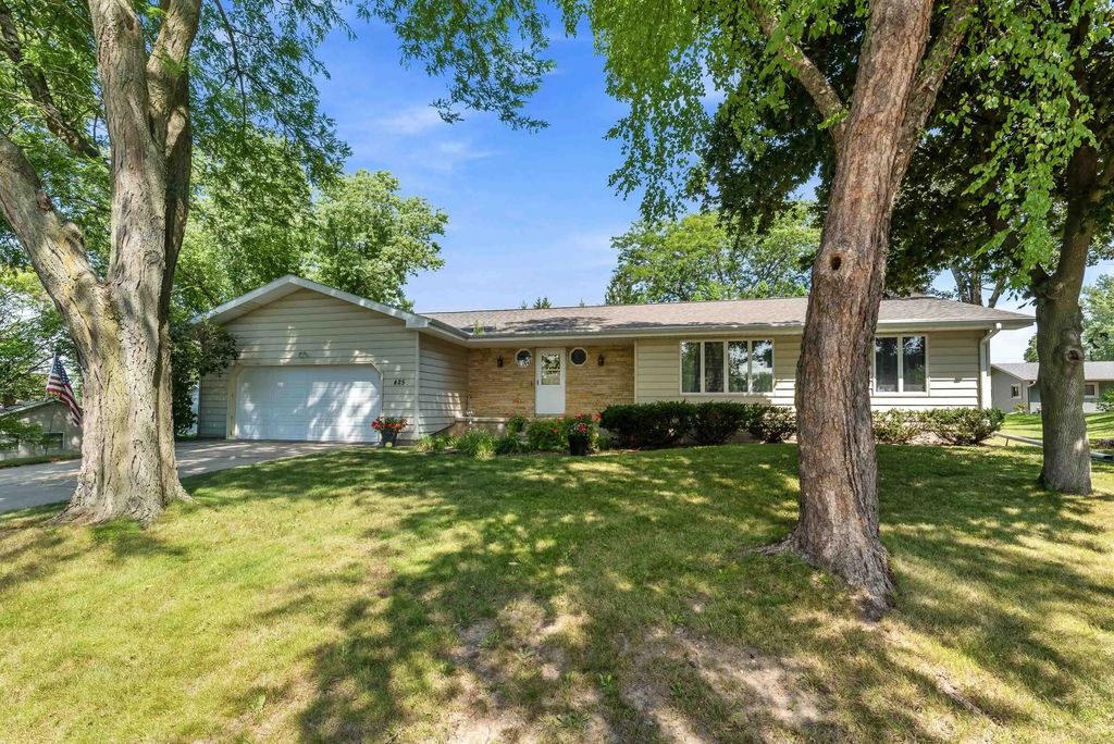 425 College Court, BEAVER DAM