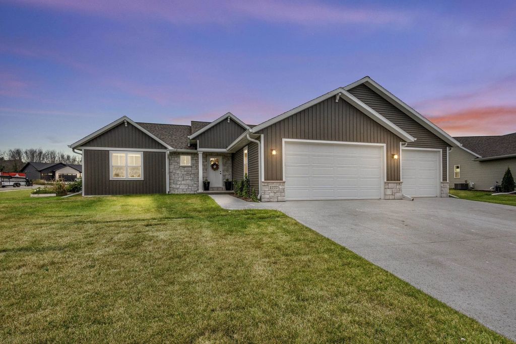 1777 Loyal Drive, NEENAH