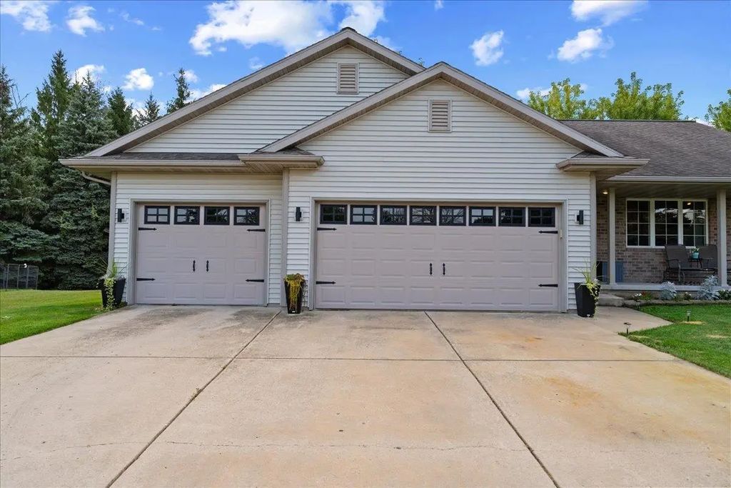 215 W Haven Court, LUXEMBURG