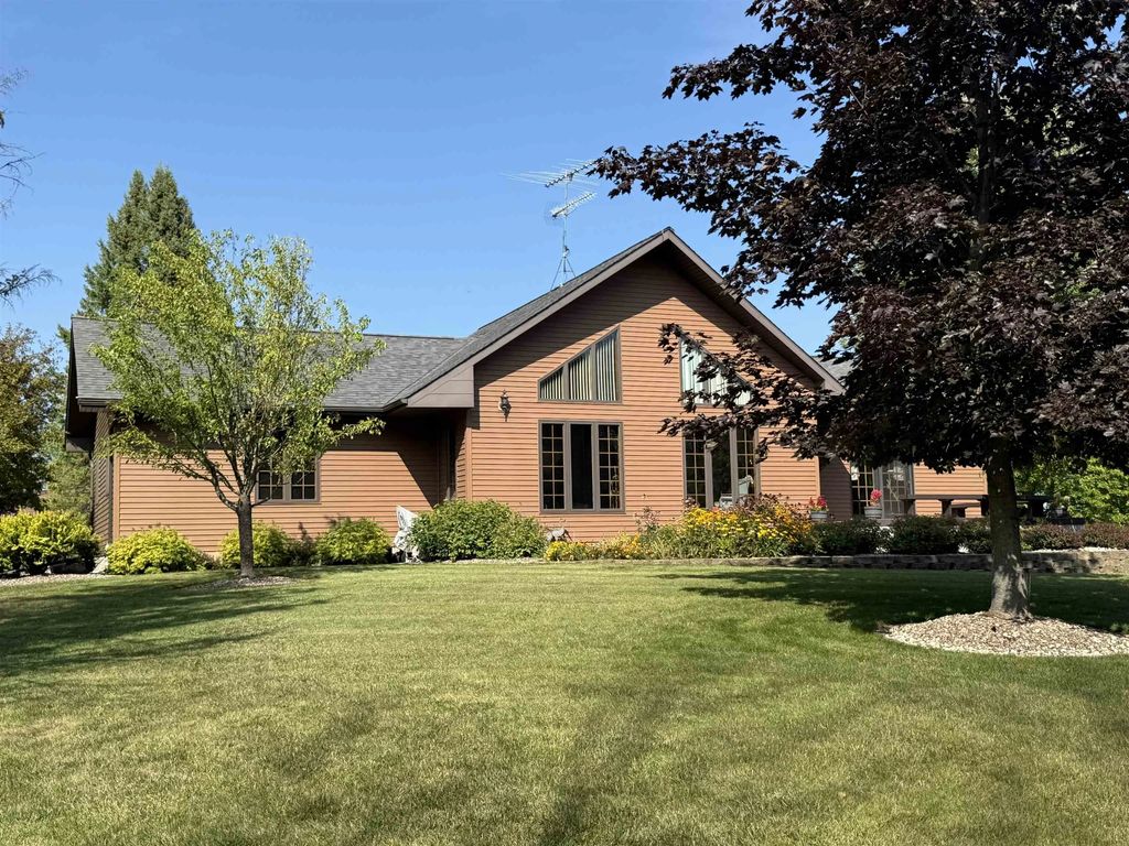 W5402 Number 7 Road, MENOMINEE