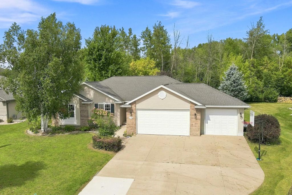 W7252 Dover Court, GREENVILLE