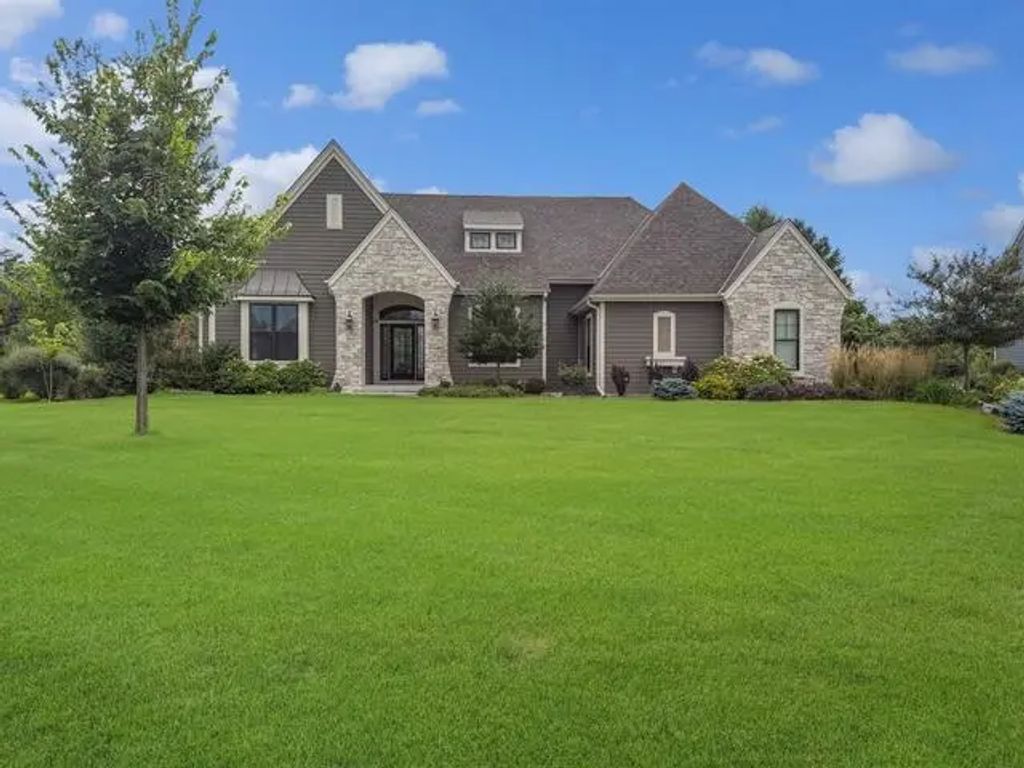 N18w24703 Still River Drive, PEWAUKEE