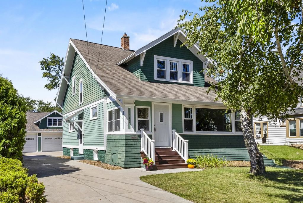 379 Naymut Street, MENASHA