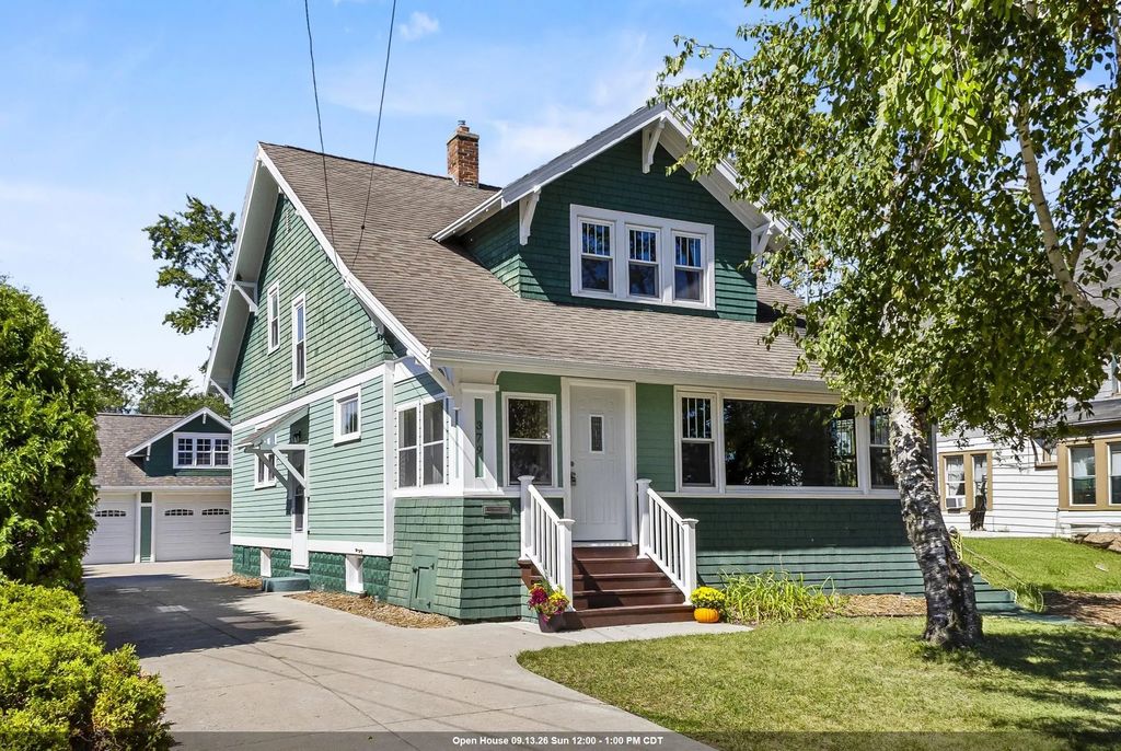 379 Naymut Street, MENASHA