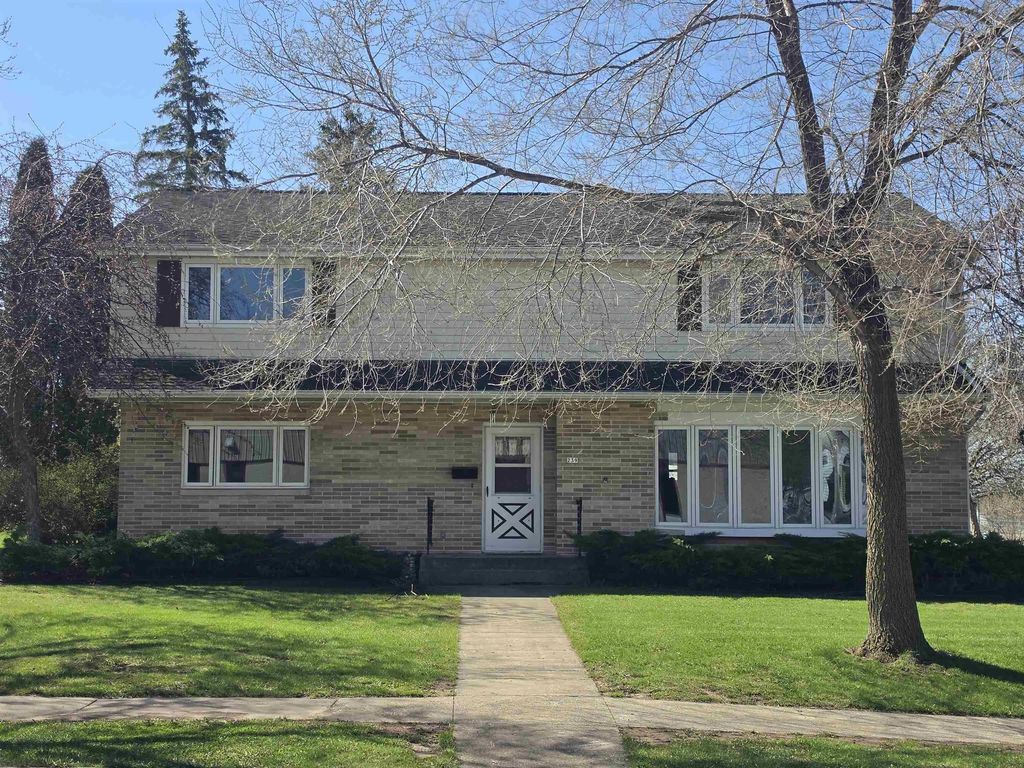 239 W Water Street, BRILLION