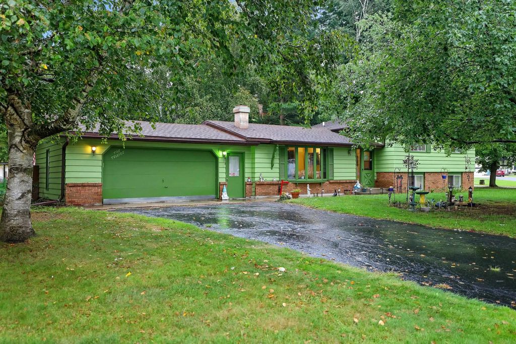 104 Crestwood Court, SHAWANO