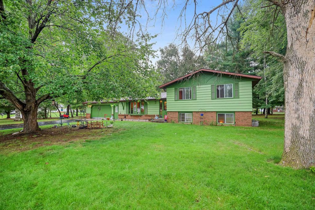 104 Crestwood Court, SHAWANO