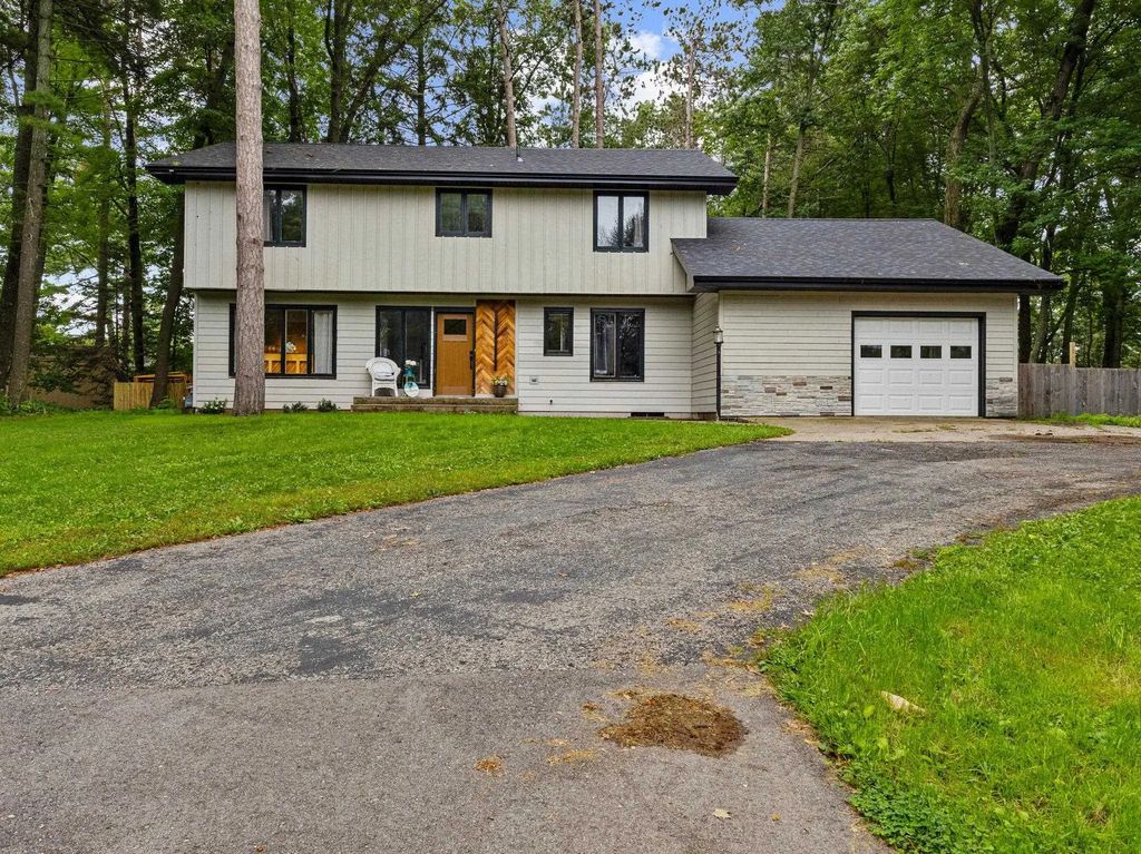 911 Shing Wa Uk Drive, MARINETTE
