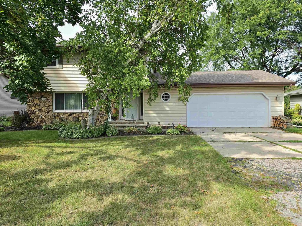 700 Ravenswood Court, NEENAH