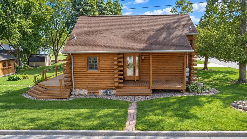 525 N 7th Street, WINNECONNE