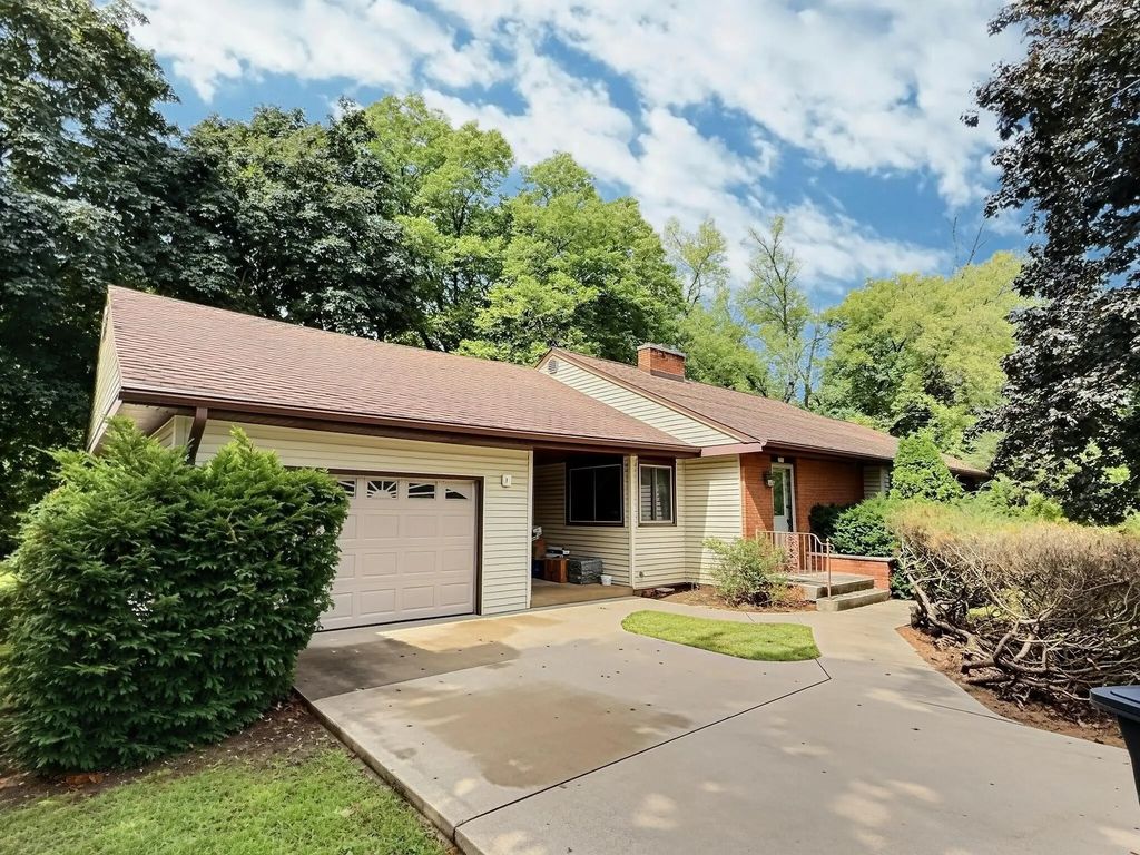 2573 Oregon Street, OSHKOSH