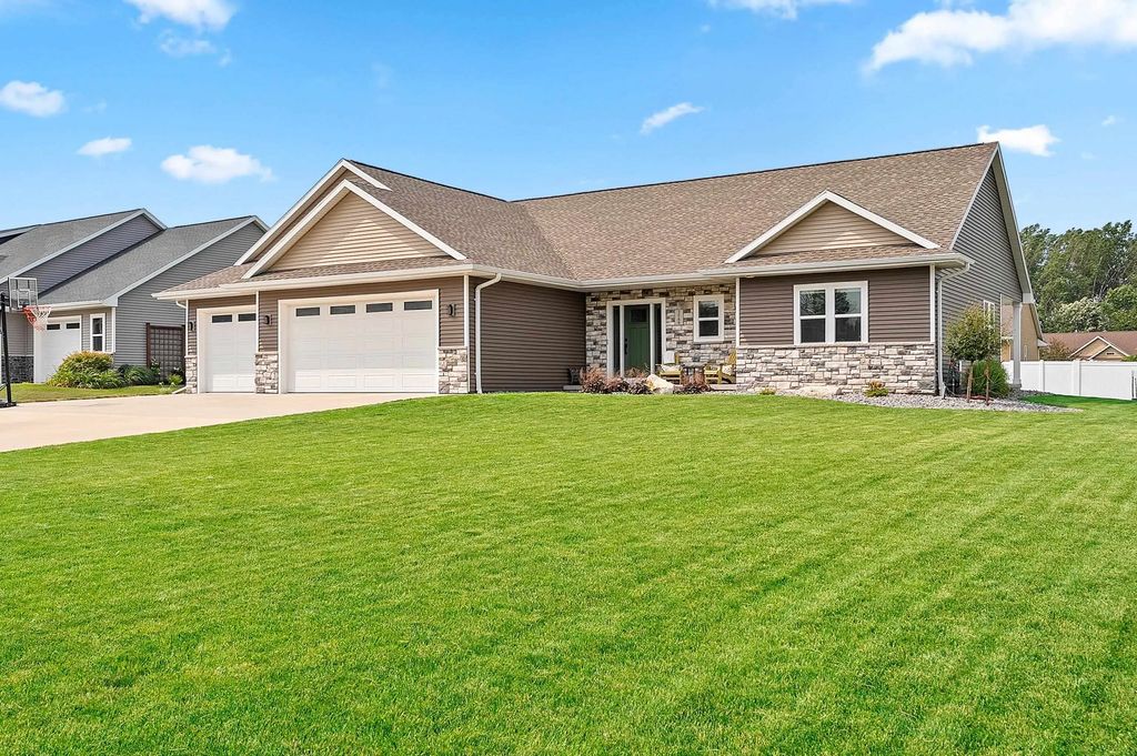2066 Fescue Way, SUAMICO