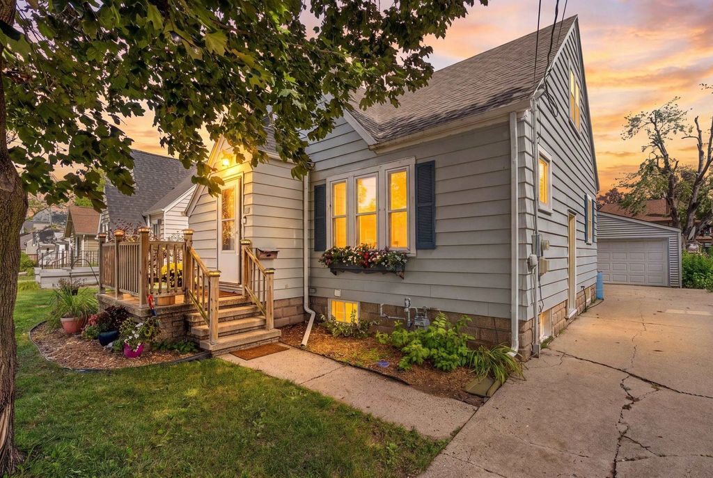328 Oak Street, MENASHA