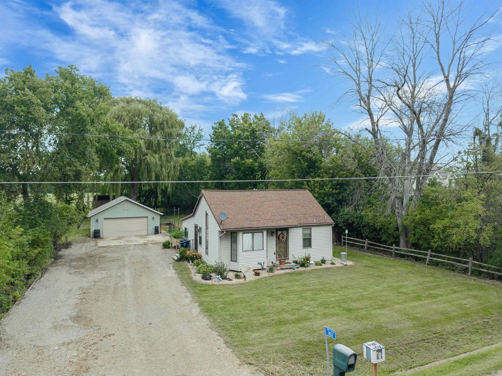 1602 W Paynes Point Road, NEENAH