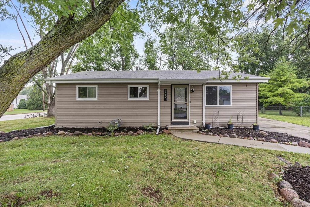1200 Fieldcrest Drive, MENASHA