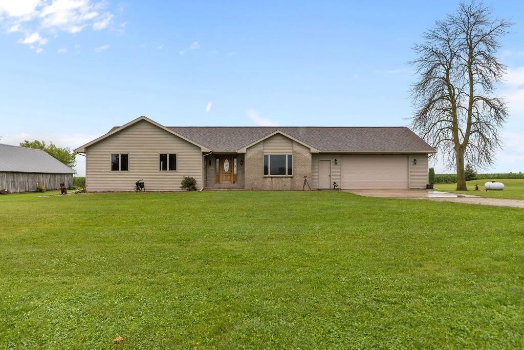 W1879 Plainview Road, SEYMOUR