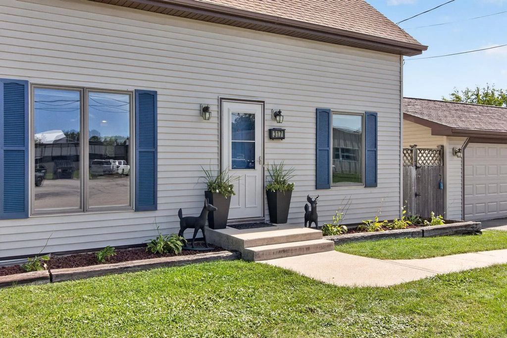 317 S 5th Avenue, WINNECONNE