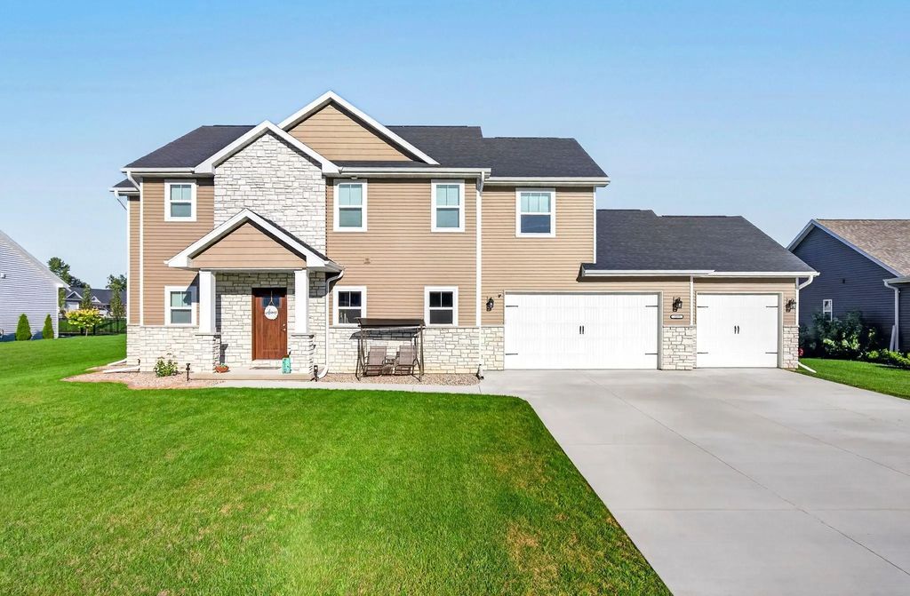 2215 Softwind Road, NEENAH