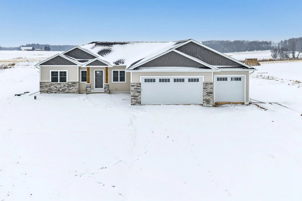 2712 Westline Road, SUAMICO