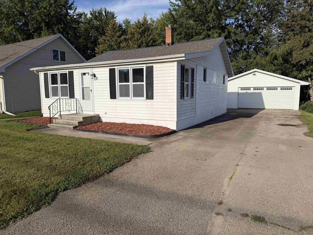 8 S 5th Street, WINNECONNE