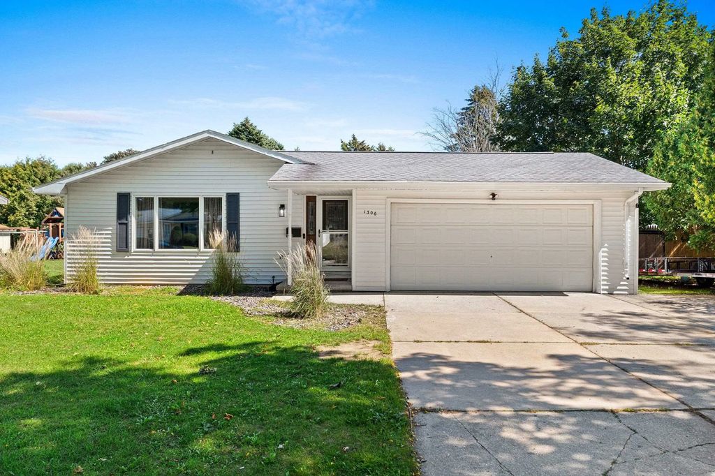 1306 Hillcrest Avenue, KEWAUNEE