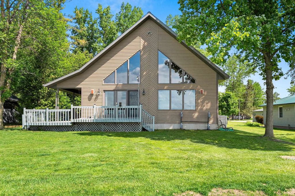 N6298 Cattau Beach Drive, SHAWANO