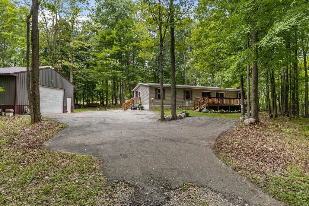 E2112 Lake Road, IOLA