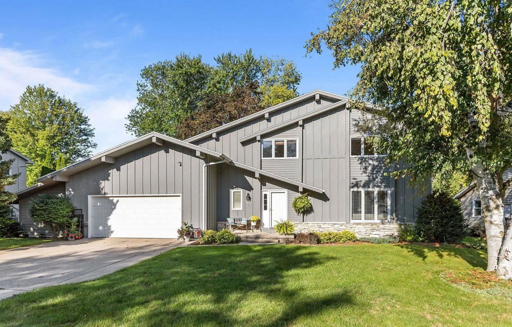 1211 Lynrose Lane, NEENAH