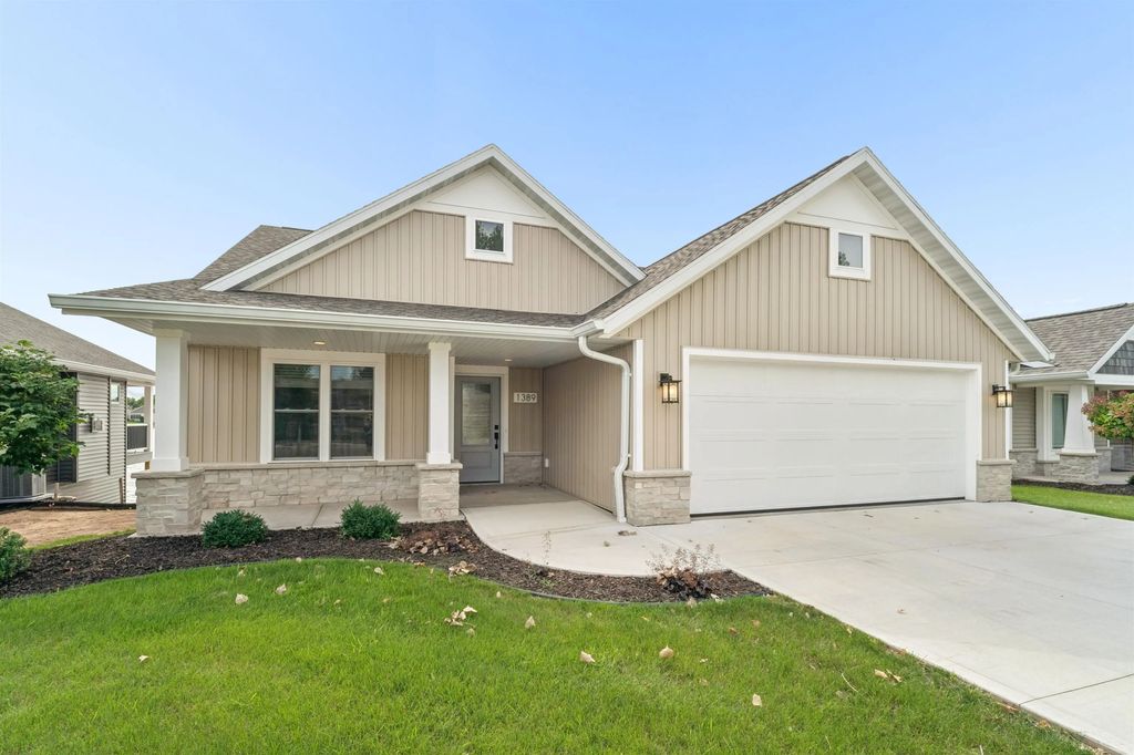 1389 Prairie Lake Circle, NEENAH