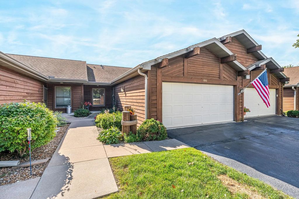 806 E River Drive, OMRO