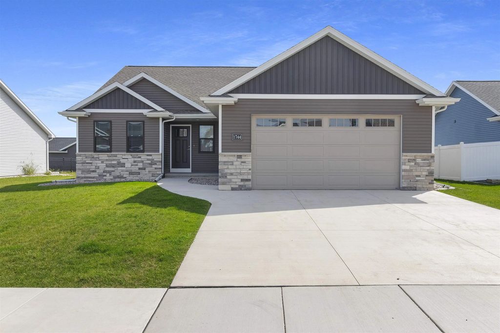 1744 Patriot Way, NEENAH