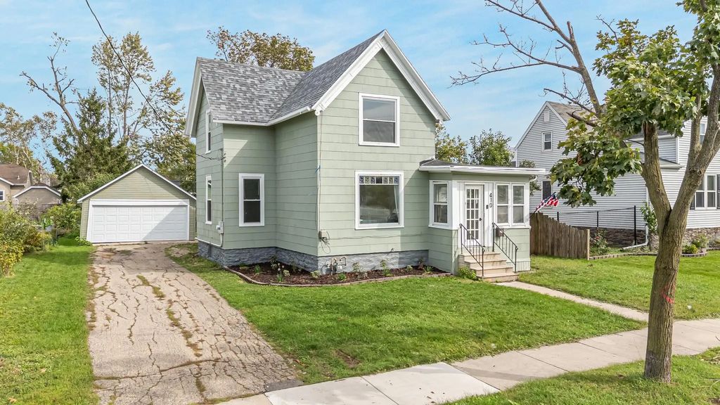 410 Naymut Street, MENASHA