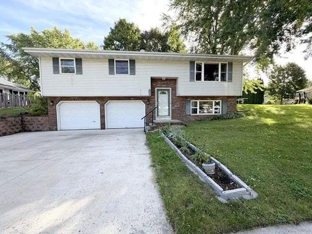 476 Hiawatha Drive, BRILLION